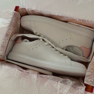 Tory Burch Howell Court sneaker size 10, in Titanium White/Petunia